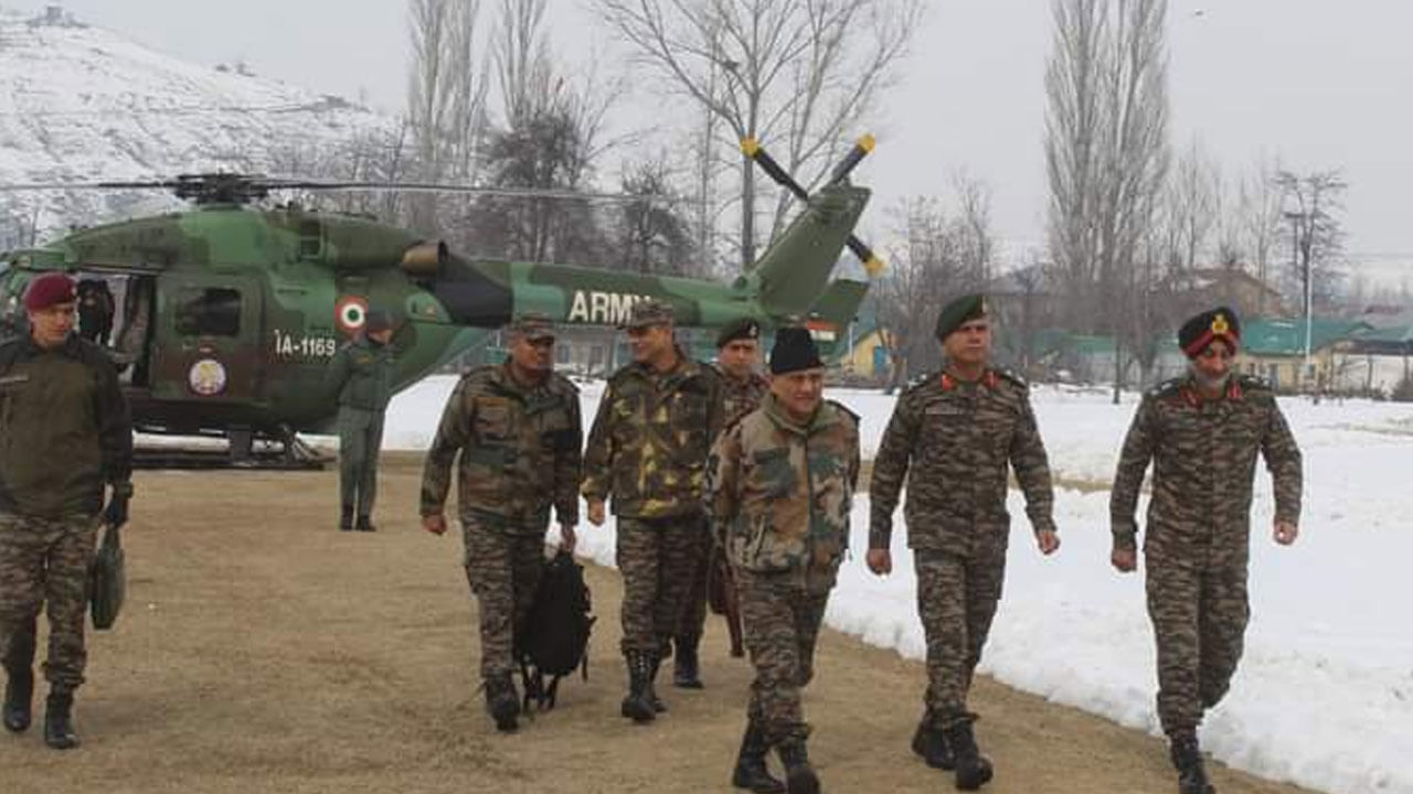 ಕಾಶ್ಮೀರಕ್ಕೆ ಭೇಟಿ ನೀಡಿದ ಸಿಡಿಎಸ್ ಜನರಲ್ ಅನಿಲ್ ಚೌಹಾಣ್ ಕಾಶ್ಮೀರಕ್ಕೆ ಭೇಟಿ ನೀಡಿದ ಸಿಡಿಎಸ್ ಜನರಲ್ ಅನಿಲ್ ಚೌಹಾಣ್