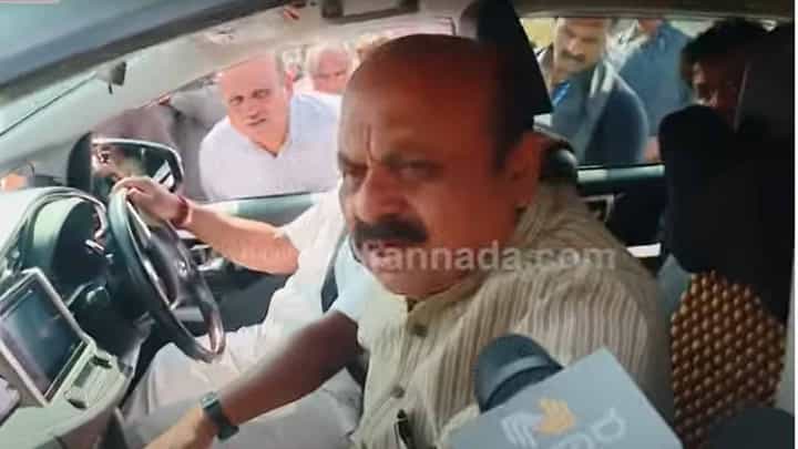 ರಮೇಶ್ ಜಾರಕಿಹೊಳಿ ಪ್ರಸ್ತಾಪಿಸಿರುವ ಸಿಡಿಗಳ ಬಗ್ಗೆ ಮಾಹಿತಿ ಇಲ್ಲ, ಆದರೆ ಕಾನೂನು ತನ್ನ ಕೆಲಸ ಮಾಡಲಿದೆ: ಬಸವರಾಜ ಬೊಮ್ಮಾಯಿ, ಮುಖ್ಯಮಂತ್ರಿಗಳು ರಮೇಶ್ ಜಾರಕಿಹೊಳಿ ಪ್ರಸ್ತಾಪಿಸಿರುವ ಸಿಡಿಗಳ ಬಗ್ಗೆ ಮಾಹಿತಿ ಇಲ್ಲ, ಆದರೆ ಕಾನೂನು ತನ್ನ ಕೆಲಸ ಮಾಡಲಿದೆ: ಬಸವರಾಜ ಬೊಮ್ಮಾಯಿ, ಮುಖ್ಯಮಂತ್ರಿಗಳು