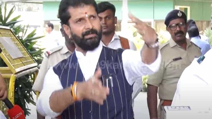Bhatkal Hindu Temple: ಮಾಂಸಾಹಾರ ಸೇವಿಸಿ ದೇವಸ್ಥಾನ ಪ್ರವೇಶ-ಇವತ್ತು ವರಸೆ ಬದಲಿಸಿದ ಸಿಟಿ ರವಿ Bhatkal Hindu Temple: ಮಾಂಸಾಹಾರ ಸೇವಿಸಿ ದೇವಸ್ಥಾನ ಪ್ರವೇಶ-ಇವತ್ತು ವರಸೆ ಬದಲಿಸಿದ ಸಿಟಿ ರವಿ