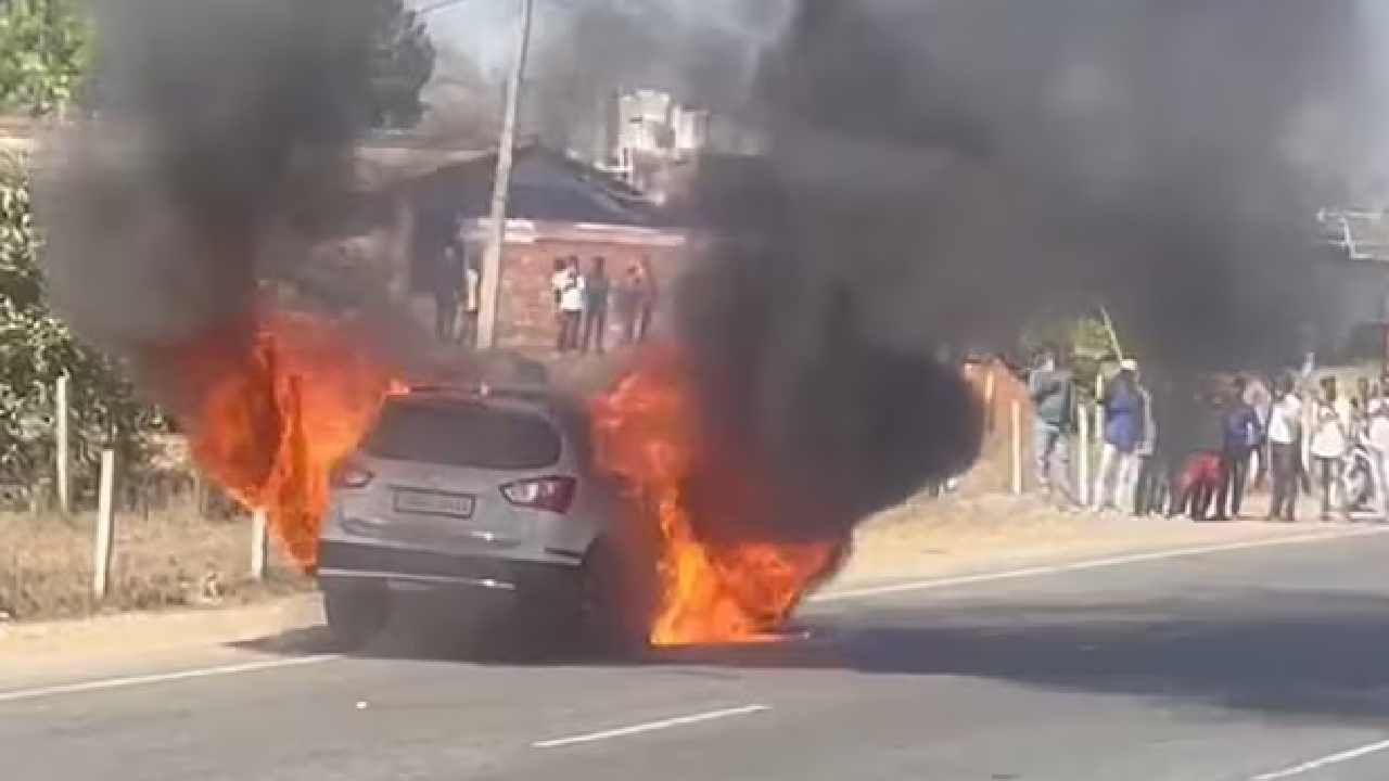 Car Fire: ರಾಂಚಿಯಲ್ಲಿ ಚಲಿಸುತ್ತಿದ್ದ ಕಾರಿಗೆ ಬೆಂಕಿ, ತಮ್ಮ ಜೀವದ ಹಂಗನ್ನು ತೊರೆದು ಐವರ ಜೀವ ರಕ್ಷಿಸಿದ ಪೊಲೀಸ್ ತಂಡ