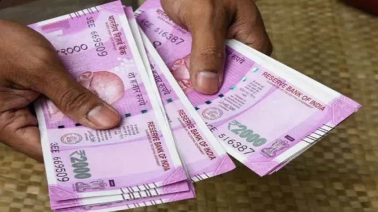 Cash Transfer: ಮನೆಯಲ್ಲಿ ಯಾರು ಯಾರಿಗೆ ಹೆಚ್ಚು ಹಣ ಕಳುಹಿಸುತ್ತಾರೆ? ಸಮೀಕ್ಷೆ ರಟ್ಟು ಮಾಡಿದೆ ಗುಟ್ಟು! Cash Transfer: ಮನೆಯಲ್ಲಿ ಯಾರು ಯಾರಿಗೆ ಹೆಚ್ಚು ಹಣ ಕಳುಹಿಸುತ್ತಾರೆ? ಸಮೀಕ್ಷೆ ರಟ್ಟು ಮಾಡಿದೆ ಗುಟ್ಟು!