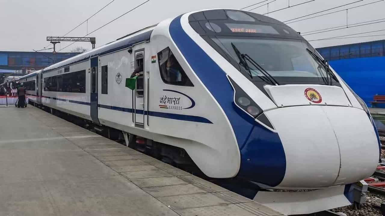 Vande Bharat Express: ಬೆಂಗಳೂರಿನಲ್ಲಿ ವಂದೇ ಭಾರತ್ ರೈಲಿಗೆ ಕಲ್ಲೇಟು, ಪ್ರಯಾಣಿಕರಿಗೆ ಗಾಯ, ರೈಲ್ವೆ ಇಲಾಖೆಯಿಂದ ಕಠಿಣ ಕ್ರಮದ ಎಚ್ಚರಿಕೆ