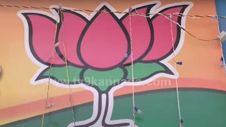 ಕಾಂಗ್ರೆಸ್ ಪಕ್ಷದ ಚಿಹ್ನೆ ಕೈಯಲ್ಲಿ ಗೆರೆಗಳು ಹೆಚ್ಚಿದರೆ ಬಿಜೆಪಿ ಚಿಹ್ನೆ ಕಮಲದ ಹೂವಿನ ಬಣ್ಣ ಕೇಸರಿಯಿಂದ ಕಡುಗುಲಾಬಿ ಬಣ್ಣಕ್ಕೆ ತಿರುಗಿತು! ಕಾಂಗ್ರೆಸ್ ಪಕ್ಷದ ಚಿಹ್ನೆ ಕೈಯಲ್ಲಿ ಗೆರೆಗಳು ಹೆಚ್ಚಿದರೆ ಬಿಜೆಪಿ ಚಿಹ್ನೆ ಕಮಲದ ಹೂವಿನ ಬಣ್ಣ ಕೇಸರಿಯಿಂದ ಕಡುಗುಲಾಬಿ ಬಣ್ಣಕ್ಕೆ ತಿರುಗಿತು!