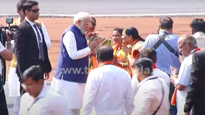 PM Modi in Belagavi: ಗಡಿ ನಗರಕ್ಕೆ ಆಗಮಿಸಿದ ಪ್ರಧಾನಿ ನರೇಂದ್ರ ಮೋದಿಯವರನ್ನು ಸ್ವಾಗತಿಸಿದ್ದು ಸಾಮಾನ್ಯ ನಾಗರಿಕರು PM Modi in Belagavi: ಗಡಿ ನಗರಕ್ಕೆ ಆಗಮಿಸಿದ ಪ್ರಧಾನಿ ನರೇಂದ್ರ ಮೋದಿಯವರನ್ನು ಸ್ವಾಗತಿಸಿದ್ದು ಸಾಮಾನ್ಯ ನಾಗರಿಕರು