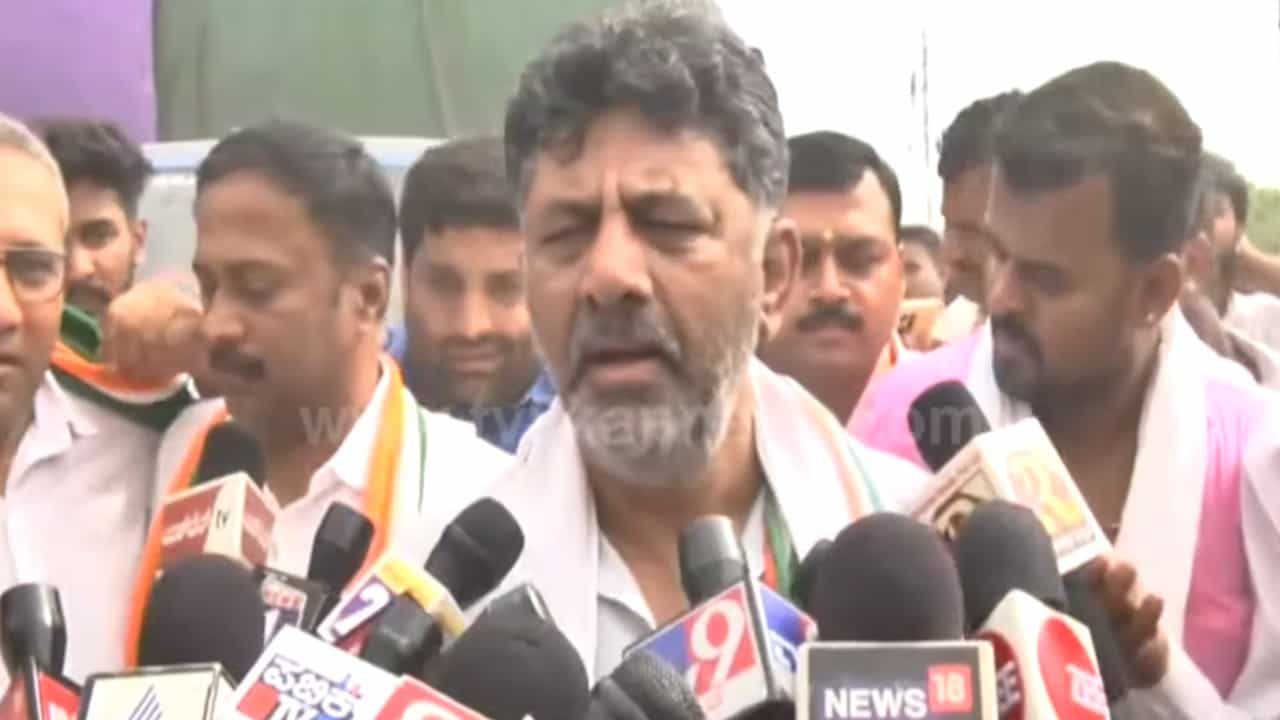 ಮಂಡ್ಯದಲ್ಲಿ ಡಿಕೆ ಶಿವಕುಮಾರ್ ಕವನ ವಾಚನಕ್ಕೆ ವ್ಹಾ ವ್ಹಾ ಎಂದ ಜನ: ಬಿಜೆಪಿ, ಜೆಡಿಎಸ್ಗೆ ಟಾಂಗ್ ಮಂಡ್ಯದಲ್ಲಿ ಡಿಕೆ ಶಿವಕುಮಾರ್ ಕವನ ವಾಚನಕ್ಕೆ ವ್ಹಾ ವ್ಹಾ ಎಂದ ಜನ: ಬಿಜೆಪಿ, ಜೆಡಿಎಸ್ಗೆ ಟಾಂಗ್