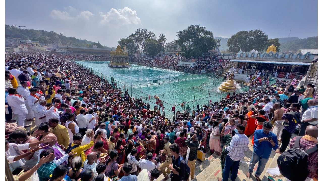 ಮೇಲಾಗಿ ಜನವರಿ ತಿಂಗಳಲ್ಲಿ ಶ್ರೀಗಳ ದರ್ಶನ ಪಡೆದ ಭಕ್ತರ ಸಂಖ್ಯೆ 20.78 ಲಕ್ಷ. ಜನವರಿ ತಿಂಗಳಲ್ಲಿ ಶ್ರೀವಾರಿ ಹುಂಡಿಯ ಒಟ್ಟು ಆದಾಯ 123 ಕೋಟಿ ರೂ. ಅರ್ಪಿಸಿದ ಭಕ್ತರ ಸಂಖ್ಯೆ 7.51 ಲಕ್ಷ ತಲುಪಿತ್ತು.