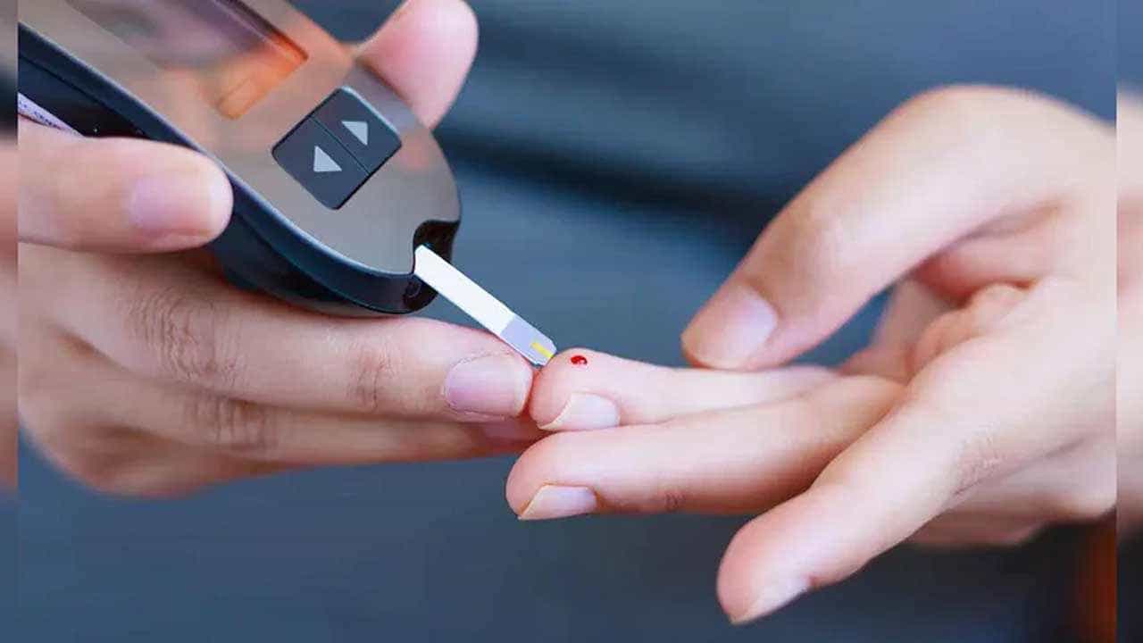 Diabetes: ಬೆಳಗ್ಗೆ ಏಳುತ್ತಲೇ ಈ ಲಕ್ಷಣಗಳು ಕಾಣಿಸಿಕೊಂಡರೆ ನಿಮಗೆ ಮಧುಮೇಹವಿರಬಹುದು, ಪರೀಕ್ಷೆ ಮಾಡಿಸಿಕೊಳ್ಳಿ Diabetes: ಬೆಳಗ್ಗೆ ಏಳುತ್ತಲೇ ಈ ಲಕ್ಷಣಗಳು ಕಾಣಿಸಿಕೊಂಡರೆ ನಿಮಗೆ ಮಧುಮೇಹವಿರಬಹುದು, ಪರೀಕ್ಷೆ ಮಾಡಿಸಿಕೊಳ್ಳಿ
