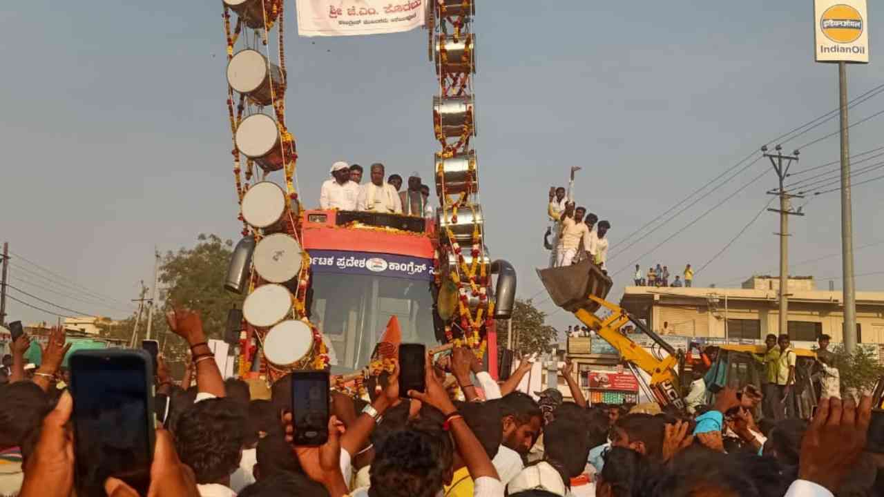 ಕಲಬುರಗಿಯಲ್ಲಿ ಸಿದ್ದರಾಮಯ್ಯಗೆ ಬೃಹತ್ ಡೊಳ್ಳಿನ ಹಾರ ಹಾಕಿದ ಬೆಂಬಲಿಗ