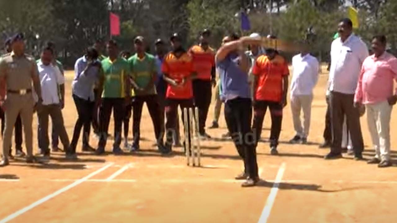 Displays batting skills: ಆರೋಗ್ಯ ಸಚಿವ ಡಾ ಕೆ ಸುಧಾಕರ್ ಕೈಯಲ್ಲಿ ಸಿರಿಂಜ್ ಹಿಡಿಯುವ ಮೊದಲು ಕ್ರಿಕೆಟ್ ಬ್ಯಾಟ್ ಹಿಡಿದಿದ್ದರು!