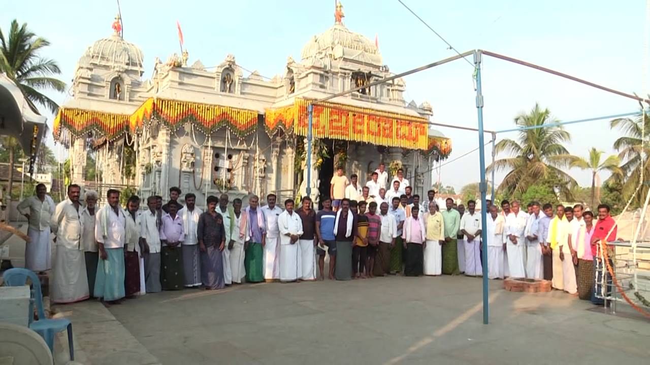 ಒಟ್ನಲ್ಲಿ ರಾಜಕಾರಣಿಗಳ ಸಹಾಯವಿಲ್ಲದೇ ಕೋಟ್ಯಂತರ ರೂ ವೆಚ್ಚದಲ್ಲಿ ಸುಂದರ ಮತ್ತು ವೈಭವದ ಕಲ್ಲಿನ ದೇವಸ್ಥಾನ ನಿರ್ಮಿಸಿರೋದು ಎಲ್ಲರ ಮೆಚ್ಚುಗೆಗೆ ಪಾತ್ರವಾಗಿದೆ. ವರದಿ: ಬಸವರಾಜ್ ದೊಡ್ಮನಿ, ಟಿವಿ9, ದಾವಣಗೆರೆ 