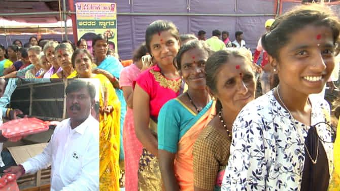 Election Time: ಉಚಿತ ಸೀರೆಗಳ ಪಡೆಯಲು ಮುಗಿಬಿದ್ದ ಮಹಿಳೆಯರು! ಬಿಜೆಪಿ ಮುಖಂಡನಿಂದ ಭರ್ಜರಿ ಬಾಡೂಟ, ಸೀರೆ ವಿತರಣೆ!