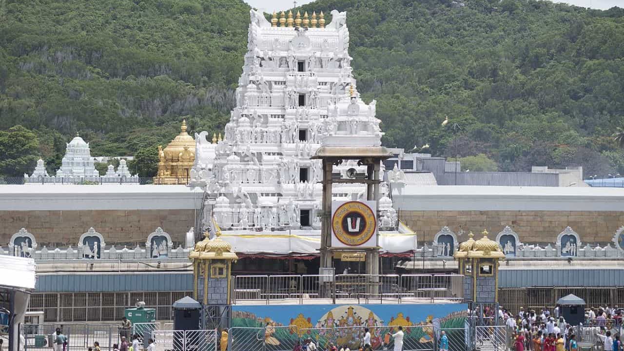 Tirupati Darshan: ಮಾರ್ಚ್ 1ರಿಂದ ತಿರುಪತಿ ತಿಮ್ಮಪ್ಪನ ದರ್ಶನ ಸುಲಭ, ಹೊಸ ವ್ಯವಸ್ಥೆ ಪರಿಚಯಿಸಿದ ದೇವಾಲಯ Tirupati Darshan: ಮಾರ್ಚ್ 1ರಿಂದ ತಿರುಪತಿ ತಿಮ್ಮಪ್ಪನ ದರ್ಶನ ಸುಲಭ, ಹೊಸ ವ್ಯವಸ್ಥೆ ಪರಿಚಯಿಸಿದ ದೇವಾಲಯ