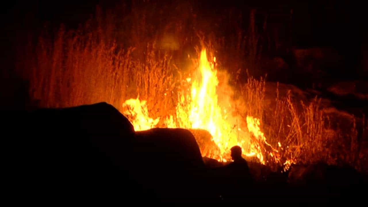 Fire Accident: ರಾಯಚೂರಿನ ಐಡಿಎಸ್ಎಂಡಿ ಲೇಔಟ್ ಬಳಿಯ ಬೆಟ್ಟದ ತಪ್ಪಲಿನಲ್ಲಿ ಧಗಧಗಿಸುತ್ತಿರುವ ಬೆಂಕಿ Fire Accident: ರಾಯಚೂರಿನ ಐಡಿಎಸ್ಎಂಡಿ ಲೇಔಟ್ ಬಳಿಯ ಬೆಟ್ಟದ ತಪ್ಪಲಿನಲ್ಲಿ ಧಗಧಗಿಸುತ್ತಿರುವ ಬೆಂಕಿ