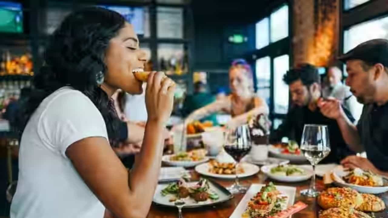 Food Trends 2023: ದೈಹಿಕ ಮತ್ತು ಮಾನಸಿಕ ಆರೋಗ್ಯ ಕಾಪಾಡಿಕೊಳ್ಳಲು ಈ ಆಹಾರ ಪ್ರವೃತ್ತಿಗಳನ್ನು ಪಾಲಿಸಿ Food Trends 2023: ದೈಹಿಕ ಮತ್ತು ಮಾನಸಿಕ ಆರೋಗ್ಯ ಕಾಪಾಡಿಕೊಳ್ಳಲು ಈ ಆಹಾರ ಪ್ರವೃತ್ತಿಗಳನ್ನು ಪಾಲಿಸಿ