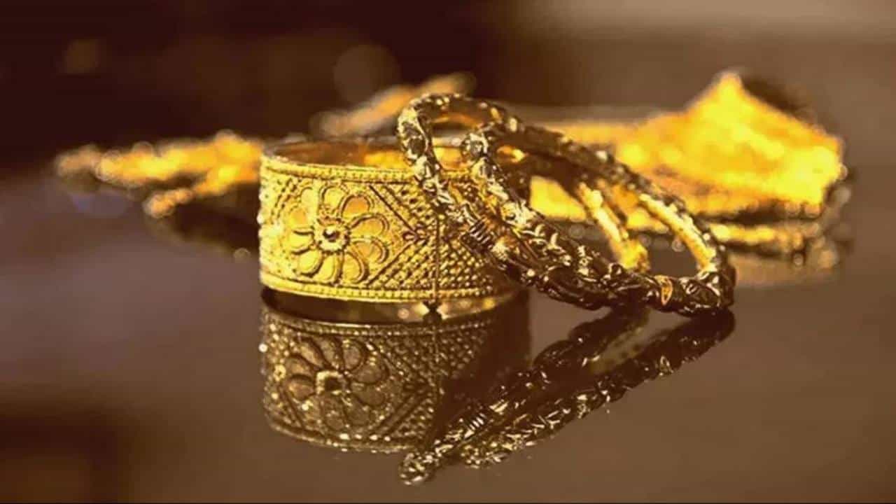 Gold Price Today: ಇಂದು ಚಿನ್ನ, ಬೆಳ್ಳಿ ದರ ಇಳಿಕೆ; ಪ್ರಮುಖ ನಗರಗಳ ದರ ವಿವರ ಇಲ್ಲಿದೆ Gold Price Today: ಇಂದು ಚಿನ್ನ, ಬೆಳ್ಳಿ ದರ ಇಳಿಕೆ; ಪ್ರಮುಖ ನಗರಗಳ ದರ ವಿವರ ಇಲ್ಲಿದೆ