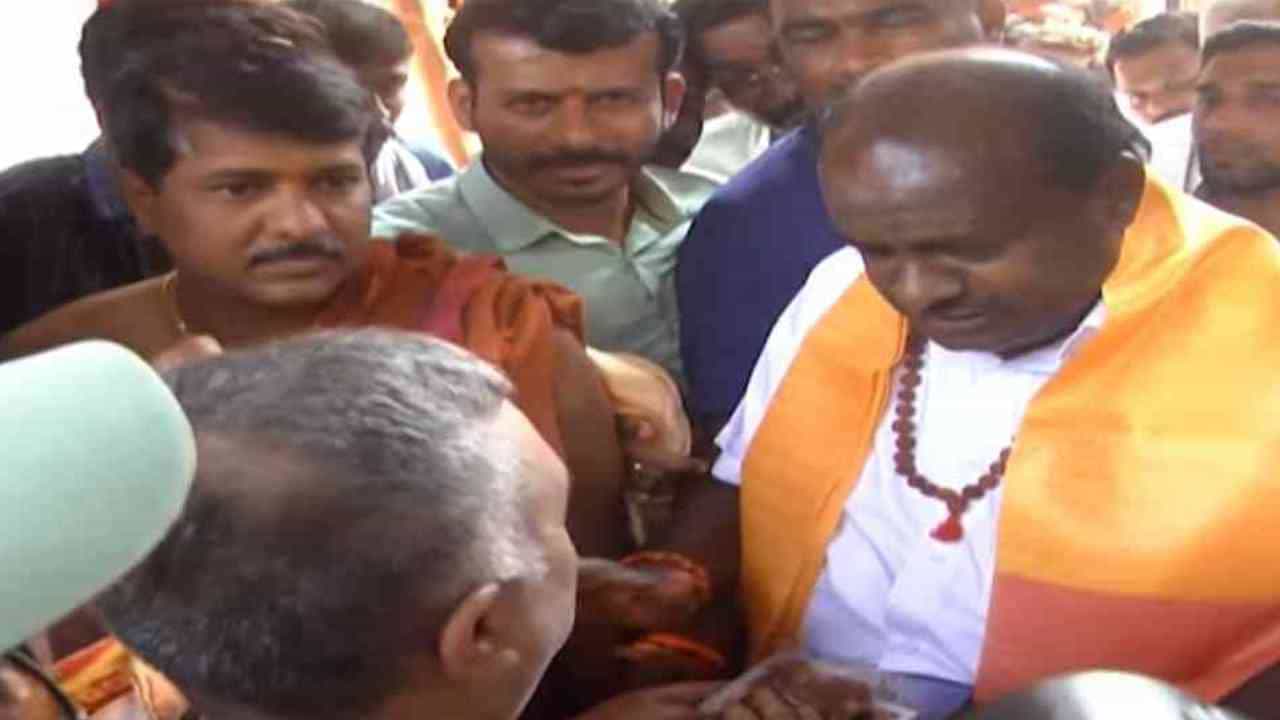ಗೋಕರ್ಣ ಮಹಾಬಲೇಶ್ವರ ದೇವಾಲಯದ ಅರ್ಚಕರ ಪ್ರಶ್ನೆ: 'ಬ್ರಾಹ್ಮಣ' ಹೇಳಿಕೆಗೆ HDK ಸ್ಪಷ್ಟನೆ ಗೋಕರ್ಣ ಮಹಾಬಲೇಶ್ವರ ದೇವಾಲಯದ ಅರ್ಚಕರ ಪ್ರಶ್ನೆ: 'ಬ್ರಾಹ್ಮಣ' ಹೇಳಿಕೆಗೆ HDK ಸ್ಪಷ್ಟನೆ
