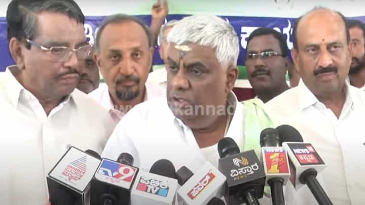 ಅರಕಲಗೂಡು ಹಾಗೂ ಅರಸೀಕೆರೆ ಜೆಡಿಎಸ್ ಕಾರ್ಯಕರ್ತರೊಂದಿಗೆ ಸಭೆ ನಡೆಸಿ ಮುನಿಸು ಶಮನಗೊಳಿಸಲು ರೇವಣ್ಣ ಪ್ರಯತ್ನ ಅರಕಲಗೂಡು ಹಾಗೂ ಅರಸೀಕೆರೆ ಜೆಡಿಎಸ್ ಕಾರ್ಯಕರ್ತರೊಂದಿಗೆ ಸಭೆ ನಡೆಸಿ ಮುನಿಸು ಶಮನಗೊಳಿಸಲು ರೇವಣ್ಣ ಪ್ರಯತ್ನ