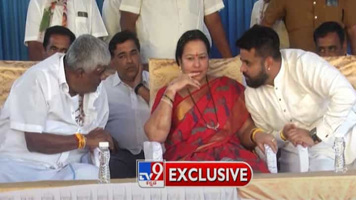 Assembly Polls: ಹಾಸನ ಕ್ಷೇತ್ರದ ಟಿಕೆಟ್ ಗಾಗಿ ಹೆಚ್ ಡಿ ಕುಮಾರಸ್ವಾಮಿ ಮೇಲೆ ಹೆಚ್ ಡಿ ರೇವಣ್ಣ ಮತ್ತು ಭವಾನಿಯಿಂದ ಎಡೆಬಿಡದ ಒತ್ತಡ Assembly Polls: ಹಾಸನ ಕ್ಷೇತ್ರದ ಟಿಕೆಟ್ ಗಾಗಿ ಹೆಚ್ ಡಿ ಕುಮಾರಸ್ವಾಮಿ ಮೇಲೆ ಹೆಚ್ ಡಿ ರೇವಣ್ಣ ಮತ್ತು ಭವಾನಿಯಿಂದ ಎಡೆಬಿಡದ ಒತ್ತಡ