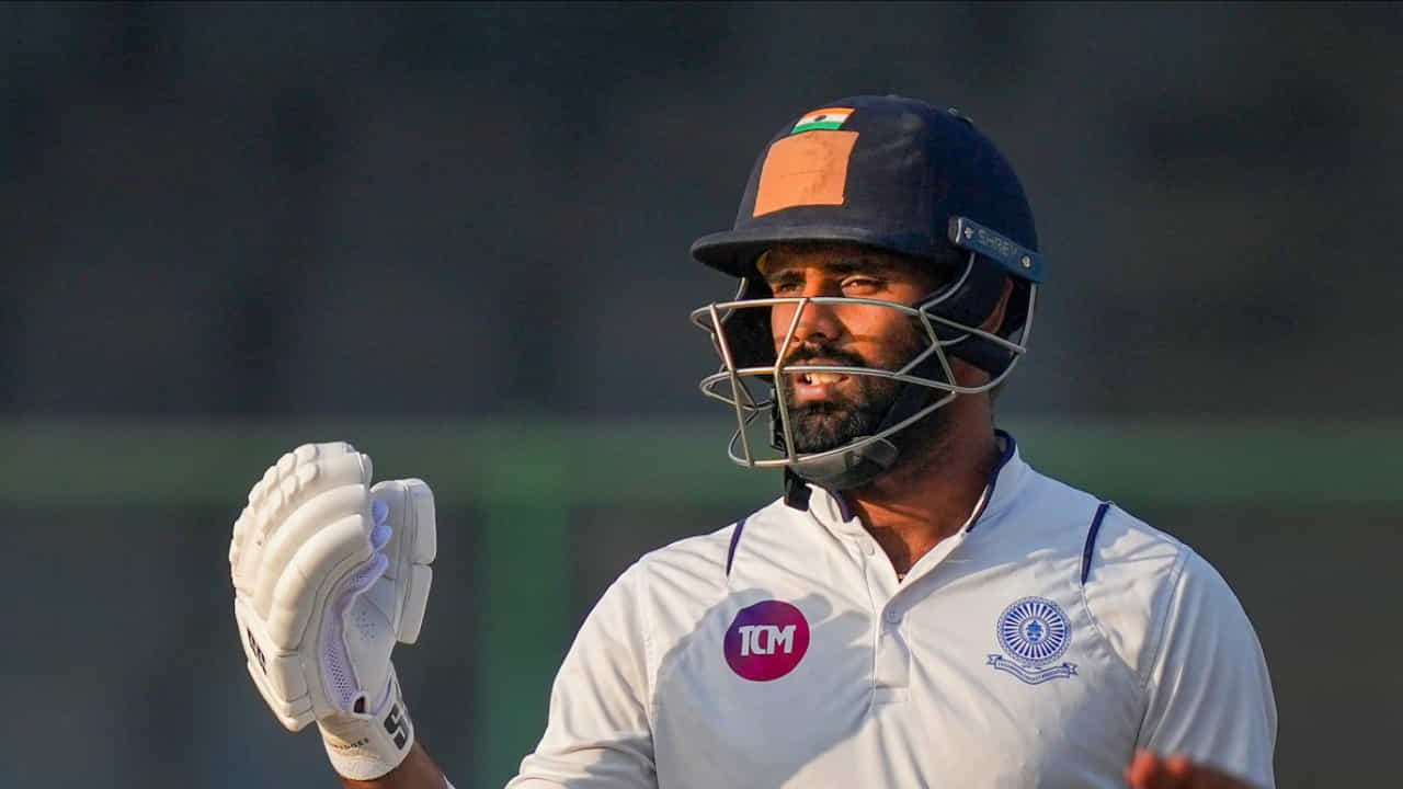 ಇಂದೋರ್ನಲ್ಲಿ ನಡೆಯುತ್ತಿರುವ ರಣಜಿ ಟೂರ್ನಿಯ 4ನೇ ಕ್ವಾರ್ಟರ್ ಫೈನಲ್ ಪಂದ್ಯವು ಹನುಮ ವಿಹಾರಿಯ ದಿಟ್ಟತನದ ಹೋರಾಟಕ್ಕೆ ಸಾಕ್ಷಿಯಾಗಿದೆ. ಈ ಪಂದ್ಯದಲ್ಲಿ ಮಧ್ಯಪ್ರದೇಶ ಹಾಗೂ ಆಂಧ್ರ ಪ್ರದೇಶ ತಂಡಗಳು ಮುಖಾಮುಖಿಯಾಗಿತ್ತು. ಅದರಂತೆ ಟಾಸ್ ಗೆದ್ದ ಮಧ್ಯಪ್ರದೇಶ ಆಂಧ್ರ ತಂಡವನ್ನು ಬ್ಯಾಟಿಂಗ್ ಆಹ್ವಾನಿಸಿತು. ಆದರೆ ಆಂಧ್ರಪ್ರದೇಶ ತಂಡವು ಉತ್ತಮ ಆರಂಭ ಪಡೆದಿರಲಿಲ್ಲ.