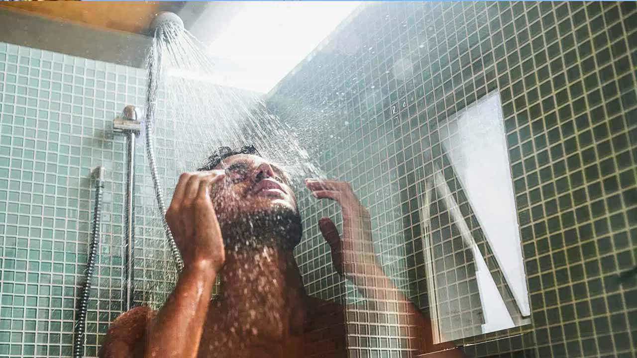 Hot Water Bath: ಬಿಸಿ ನೀರಿನಿಂದ ಸ್ನಾನ ಮಾಡುವುದರಿಂದ ಆರೋಗ್ಯದ ಮೇಲೆ ಹೇಗೆಲ್ಲಾ ದುಷ್ಪರಿಣಾಮ ಉಂಟಾಗುತ್ತೆ ತಿಳಿಯಿರಿ Hot Water Bath: ಬಿಸಿ ನೀರಿನಿಂದ ಸ್ನಾನ ಮಾಡುವುದರಿಂದ ಆರೋಗ್ಯದ ಮೇಲೆ ಹೇಗೆಲ್ಲಾ ದುಷ್ಪರಿಣಾಮ ಉಂಟಾಗುತ್ತೆ ತಿಳಿಯಿರಿ