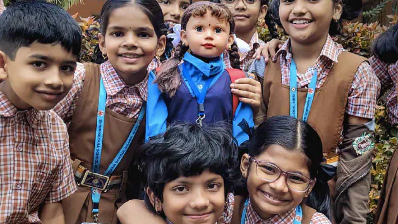Robot Teacher: 4ನೇ ತರಗತಿ ಮಕ್ಕಳಿಗೆ ಕಲಿಸಲು ಸಿದ್ದವಾಗಿರುವ ರೋಬೋಟ್! Robot Teacher: 4ನೇ ತರಗತಿ ಮಕ್ಕಳಿಗೆ ಕಲಿಸಲು ಸಿದ್ದವಾಗಿರುವ ರೋಬೋಟ್!
