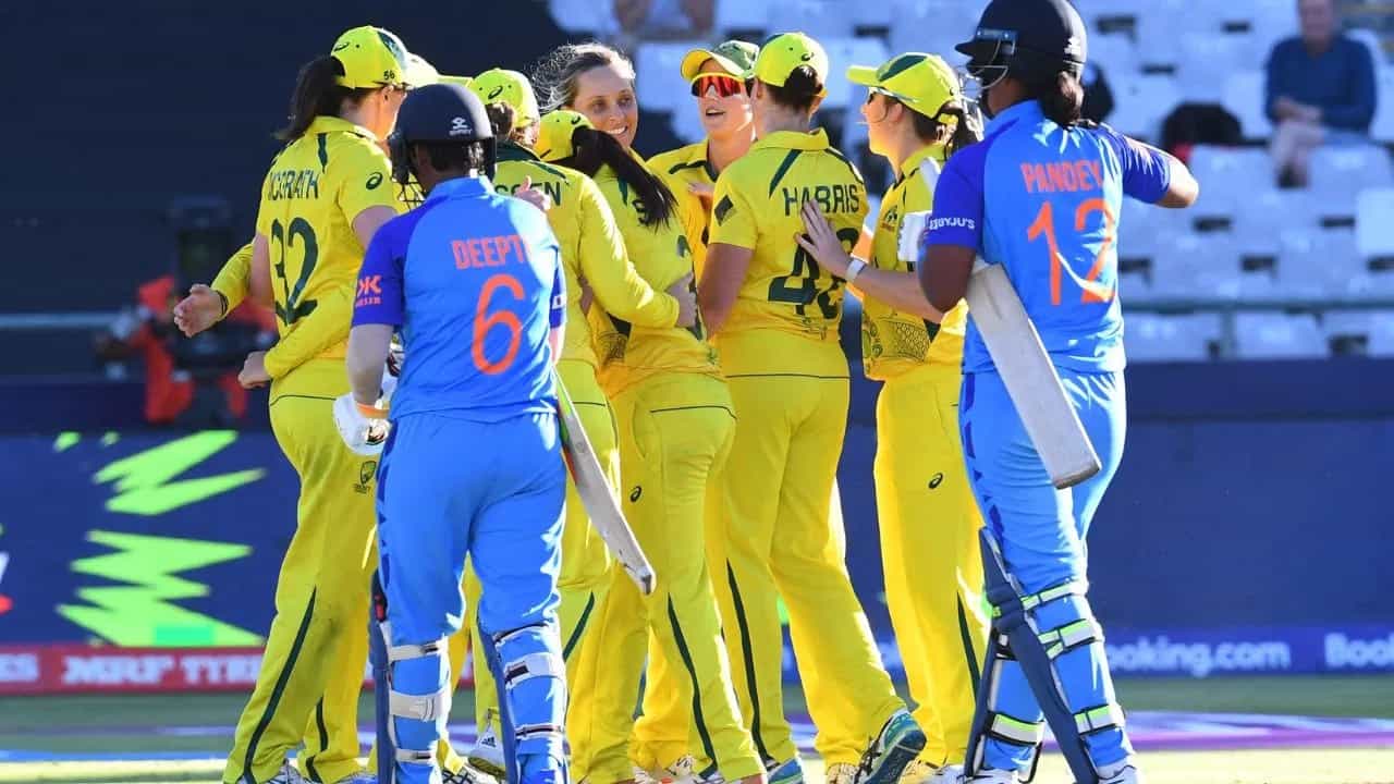 ಪ್ರತಿ ಬಾರಿಯೂ ಪ್ರಶಸ್ತಿ ಗೆದ್ದೆ ಗೆಲ್ಲುವ ಹುಮ್ಮಸಿನೊಂದಿಗೆ ಅಖಾಡಕ್ಕಿಳಿಯುವ ಭಾರತ ವನಿತಾ ತಂಡ ಪ್ರತಿ ಬಾರಿಯೂ ತಾನು ಮಾಡುವ ಕೆಲವು ತಪ್ಪುಗಳಿಂದ ಐಸಿಸಿ ಟ್ರೋಫಿ ಎತ್ತಿಹಿಡಿಯವುದರಿಂದ ವಂಚಿತಗೊಳ್ಳುತ್ತಿದೆ. ಇದಕ್ಕೆ ನಿನ್ನೆಯ ಪಂದ್ಯವೇ ಸಾಕ್ಷಿಯಾಗಿದೆ. ಟೀಂ ಇಂಡಿಯಾ ಈ ರೀತಿಯಾಗಿ ಪಂದ್ಯ ಕೈಚೆಲ್ಲಿರುವುದು ಇದೇ ಮೊದಲಲ್ಲ. ಈ ಮೊದಲು ಕೂಡ ಭಾರತ ವನಿತಾ ತಂಡ ಪ್ರಮುಖ ಪಂದ್ಯಗಳಲ್ಲಿ ತಾನು ಮಾಡಿದ ತಪ್ಪುಗಳಿಂದಲೇ ಸೋಲನುಭವಿಸಿದೆ. ಅಂತಹ ಪ್ರಮುಖ ಪಂದ್ಯಗಳ ವಿವರ ಇಲ್ಲಿದೆ.
