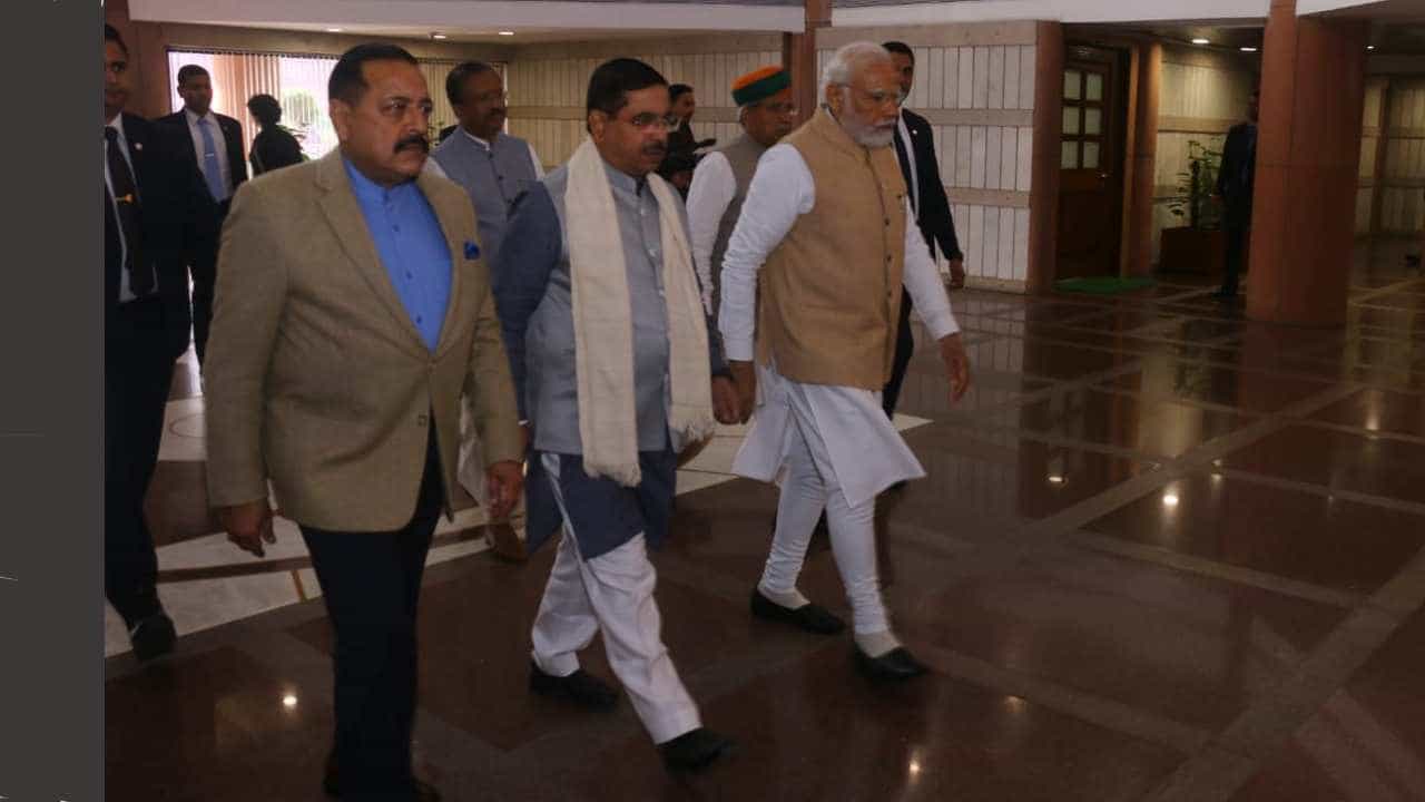 ವಿಪಕ್ಷಗಳು ಸದನದಲ್ಲಿ ಚರ್ಚೆಯನ್ನೇ ನಡೆಸದೆ, ಸರ್ಕಾರ ಉತ್ತರ ನೀಡುತ್ತಿಲ್ಲ ಎಂದು ಆರೋಪಿಸುವುದರಲ್ಲಿ ಅರ್ಥವಿಲ್ಲ : ಪ್ರಲ್ಹಾದ್ ಜೋಶಿ ವಾಗ್ದಾಳಿ ವಿಪಕ್ಷಗಳು ಸದನದಲ್ಲಿ ಚರ್ಚೆಯನ್ನೇ ನಡೆಸದೆ, ಸರ್ಕಾರ ಉತ್ತರ ನೀಡುತ್ತಿಲ್ಲ ಎಂದು ಆರೋಪಿಸುವುದರಲ್ಲಿ ಅರ್ಥವಿಲ್ಲ : ಪ್ರಲ್ಹಾದ್ ಜೋಶಿ ವಾಗ್ದಾಳಿ