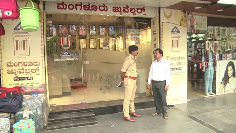 ಮಂಗಳೂರಿನ ಹೃದಯಭಾಗದಲ್ಲಿ ಚೂರಿ ಇರಿದು ಹಾಡಹಗಲೇ ವ್ಯಕ್ತಿಯ ಕೊಲೆ, ಜುವೆಲ್ಲರಿ ಅಂಗಡಿಗೆ ಬೈಕ್ನಲ್ಲಿ ಬಂದು ಕುಕೃತ್ಯ