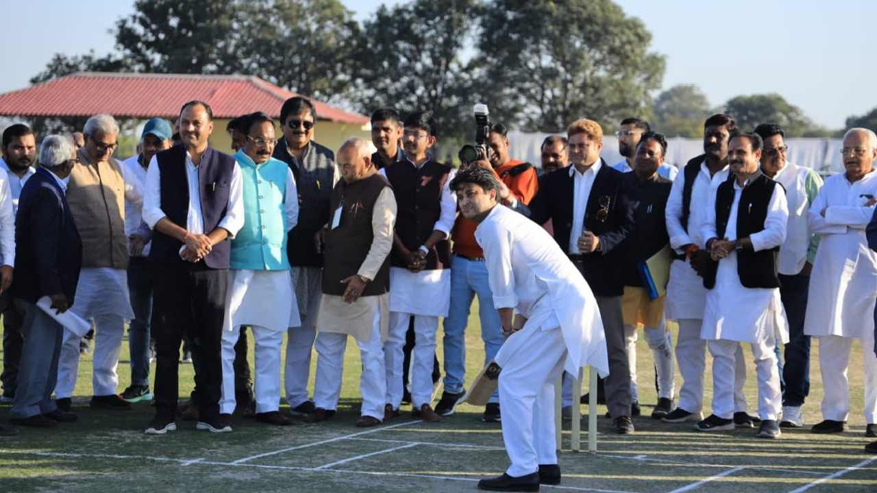 Jyotiraditya Scindia: ಸೌಹಾರ್ದ ಕ್ರೀಡಾಕೂಟದಲ್ಲಿ ಭರ್ಜರಿ ಬ್ಯಾಟಿಂಗ್ ಮಾಡಲು ಹೋಗಿ ಎಡವಟ್ಟು ಮಾಡಿಕೊಂಡ ಕೇಂದ್ರ ಸಚಿವ ಜ್ಯೋತಿರಾದಿತ್ಯ ಸಿಂಧಿಯಾ Jyotiraditya Scindia: ಸೌಹಾರ್ದ ಕ್ರೀಡಾಕೂಟದಲ್ಲಿ ಭರ್ಜರಿ ಬ್ಯಾಟಿಂಗ್ ಮಾಡಲು ಹೋಗಿ ಎಡವಟ್ಟು ಮಾಡಿಕೊಂಡ ಕೇಂದ್ರ ಸಚಿವ ಜ್ಯೋತಿರಾದಿತ್ಯ ಸಿಂಧಿಯಾ