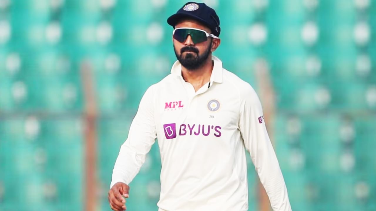 ಇಲ್ಲಿ ಗಮನಿಸಬೇಕಾದ ಮತ್ತೊಂದು ವಿಷಯ ಎಂದರೆ ದೆಹಲಿ ಟೆಸ್ಟ್ ಪಂದ್ಯಗಳ ಬಳಿಕ 3ನೇ ಹಾಗೂ 4ನೇ ಟೆಸ್ಟ್ ಪಂದ್ಯಗಳಿಗಾಗಿ ಟೀಮ್ ಇಂಡಿಯಾವನ್ನು ಘೋಷಣೆ ಮಾಡಲಿದೆ. ಹೀಗಾಗಿ ದೆಹಲಿ ಟೆಸ್ಟ್ನಲ್ಲಿ ಕೆಎಲ್ ರಾಹುಲ್ ವಿಫಲರಾದರೆ ತಂಡದಿಂದಲೇ ಹೊರಬೀಳಬಹುದು.