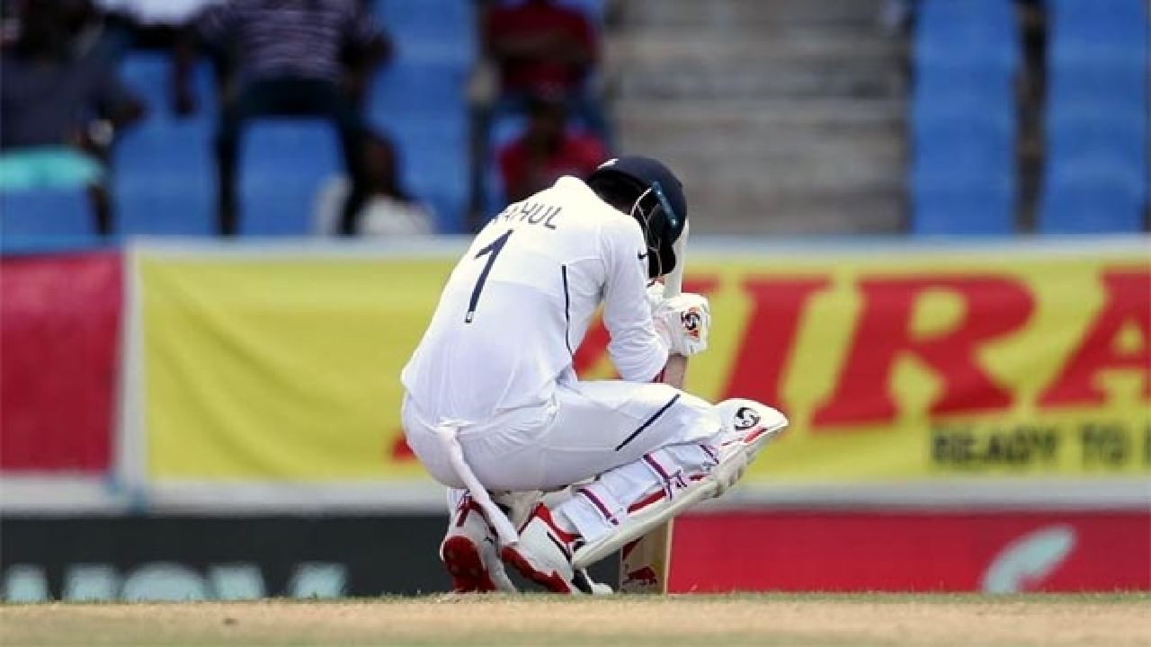 ಕಳೆದ ಕೆಲ ಪಂದ್ಯಗಳಿಂದ ಕಳಪೆ ಪ್ರದರ್ಶನ ನೀಡುತ್ತಿರುವ ಕೆಎಲ್ ರಾಹುಲ್ ಅವರ ಬ್ಯಾಟಿಂಗ್ ಬಗ್ಗೆ ಪ್ರಶ್ನೆಗಳೆದ್ದಿವೆ. ಅದರಲ್ಲೂ ಇನ್ಫಾರ್ಮ ಆಟಗಾರ ಶುಭ್ಮನ್ ಗಿಲ್ ಅವರನ್ನು ಹೊರಗಿಟ್ಟು ಕೆಎಲ್ ರಾಹುಲ್ ಅವರಿಗೆ ಮೊದಲ ಟೆಸ್ಟ್ ಪಂದ್ಯದಲ್ಲಿ ಅವಕಾಶ ನೀಡಲಾಗಿತ್ತು.