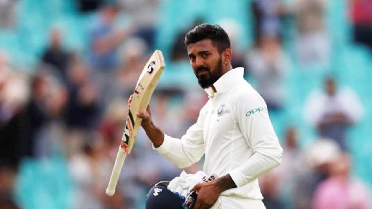 ಆದರೆ ಆರಂಭಿಕನಾಗಿ ಕಣಕ್ಕಿಳಿದ ಕೆಎಲ್ ರಾಹುಲ್ ಕೇವಲ 20 ರನ್ಗಳಿಸಿ ನಿರಾಸೆ ಮೂಡಿಸಿದ್ದರು. ಇದರ ಬೆನ್ನಲ್ಲೇ 2ನೇ ಟೆಸ್ಟ್ ಪಂದ್ಯದಿಂದ ಕೆಎಲ್ ರಾಹುಲ್ ಅವರನ್ನು ಕೈ ಬಿಡಬೇಕೆಂಬ ಕೂಗುಗಳು ಕೇಳಿ ಬಂದಿದ್ದವು. ಇದಾಗ್ಯೂ ಮತ್ತೊಂದು ಅವಕಾಶ ನೀಡಲು ಟೀಮ್ ಇಂಡಿಯಾ ನಾಯಕ ರೋಹಿತ್ ಶರ್ಮಾ ಹಾಗೂ ದ್ರಾವಿಡ್ ಬಯಸಿದ್ದಾರೆ ಎಂದು ತಿಳಿದು ಬಂದಿದೆ.