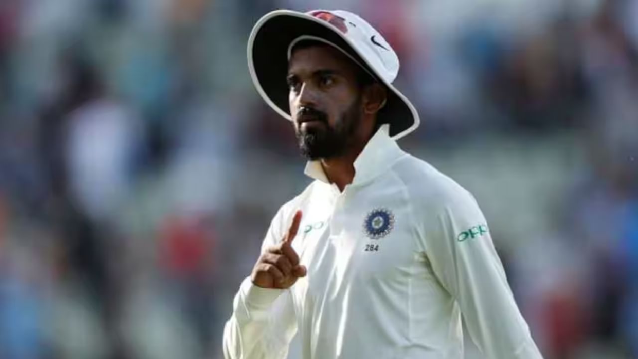 ಅಂದರೆ ದೆಹಲಿ ಟೆಸ್ಟ್ನಲ್ಲಿ ಕೆಎಲ್ ರಾಹುಲ್ಗೆ ಕೊನೆಯ ಅವಕಾಶ ನೀಡಲು ಟೀಮ್ ಇಂಡಿಯಾ ಮ್ಯಾನೇಜ್ಮೆಂಟ್ ನಿರ್ಧರಿಸಿದೆ. ಒಂದು ವೇಳೆ ಅವರು ಈ ಬಾರಿ ಕೂಡ ವಿಫಲರಾದರೆ ಮುಂದಿನ 2 ಟೆಸ್ಟ್ ಪಂದ್ಯಗಳಲ್ಲಿ ಶುಭ್ಮನ್ ಗಿಲ್ ಅವರನ್ನು ಆರಂಭಿಕರಾಗಿ ಕಣಕ್ಕಿಳಿಸಲು ತೀರ್ಮಾನಿಸಲಾಗಿದೆ.