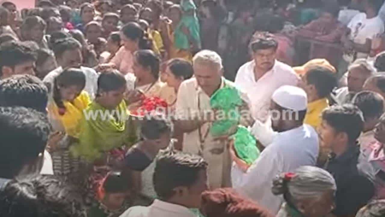 ಕೋಲಾರದ ಮಾಲೂರುನಲ್ಲಿ ಕಾಂಗ್ರೆಸ್ ಶಾಸಕ ಕೆ ವೈ ನಂಜೇಗೌಡರಿಂದ ಸೀರೆ ಹಂಚಿಕೆ ಕಾರ್ಯಕ್ರಮ! ಕೋಲಾರದ ಮಾಲೂರುನಲ್ಲಿ ಕಾಂಗ್ರೆಸ್ ಶಾಸಕ ಕೆ ವೈ ನಂಜೇಗೌಡರಿಂದ ಸೀರೆ ಹಂಚಿಕೆ ಕಾರ್ಯಕ್ರಮ!