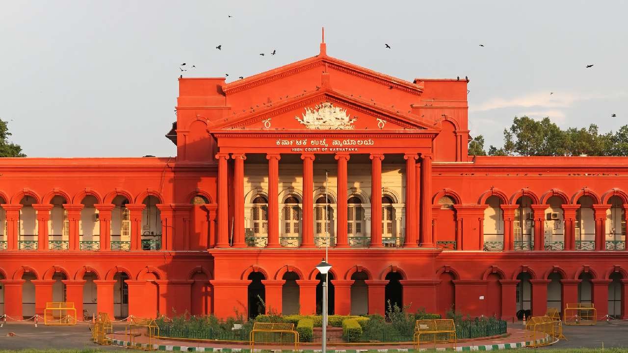ಸ್ವಾತಂತ್ರ್ಯ ಹೋರಾಟಗಾರರಿಗೆ ಪಿಂಚಣಿ ನೀಡಲು ವಿಳಂಬ; ಬ್ಯಾಂಕ್ ಮತ್ತು ಕೇಂದ್ರ ಸರ್ಕಾರಕ್ಕೆ 1ಲಕ್ಷ ದಂಡ ವಿಧಿಸಿದ ಕರ್ನಾಟಕ ಹೈಕೋರ್ಟ್ ಸ್ವಾತಂತ್ರ್ಯ ಹೋರಾಟಗಾರರಿಗೆ ಪಿಂಚಣಿ ನೀಡಲು ವಿಳಂಬ; ಬ್ಯಾಂಕ್ ಮತ್ತು ಕೇಂದ್ರ ಸರ್ಕಾರಕ್ಕೆ 1ಲಕ್ಷ ದಂಡ ವಿಧಿಸಿದ ಕರ್ನಾಟಕ ಹೈಕೋರ್ಟ್
