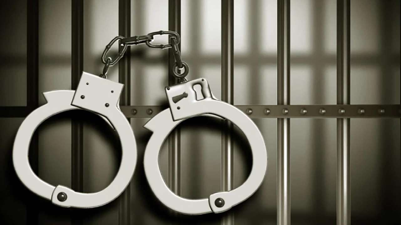 Karwar Murder: ಒಂದೇ ಕುಟುಂಬದ ನಾಲ್ವರ ಬರ್ಬರ ಹತ್ಯೆ ಪ್ರಕರಣ: ಇಬ್ಬರು ವಶಕ್ಕೆ Karwar Murder: ಒಂದೇ ಕುಟುಂಬದ ನಾಲ್ವರ ಬರ್ಬರ ಹತ್ಯೆ ಪ್ರಕರಣ: ಇಬ್ಬರು ವಶಕ್ಕೆ