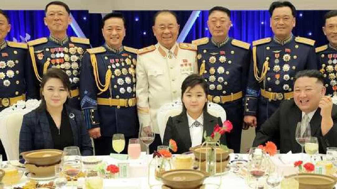 Kim Jong Un: ಮೊದಲ ಬಾರಿಗೆ ಪತ್ನಿ ಹಾಗೂ ಮಗಳೊಂದಿಗೆ ಕಾಣಿಸಿಕೊಂಡ ಉತ್ತರ ಕೊರಿಯಾ ಸರ್ವಾಧಿಕಾರಿ ಕಿಮ್ ಜಾಂಗ್ ಉನ್ Kim Jong Un: ಮೊದಲ ಬಾರಿಗೆ ಪತ್ನಿ ಹಾಗೂ ಮಗಳೊಂದಿಗೆ ಕಾಣಿಸಿಕೊಂಡ ಉತ್ತರ ಕೊರಿಯಾ ಸರ್ವಾಧಿಕಾರಿ ಕಿಮ್ ಜಾಂಗ್ ಉನ್
