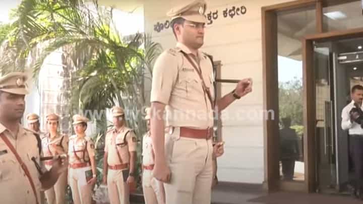 V Shashi Kumar handovers baton: ಮಂಗಳೂರು ಪೊಲೀಸ್ ಆಯಕ್ತರಾಗಿ ಕುಲದೀಪ್ ಆರ್ ಜೈನ್ ಚಾರ್ಜ್ ವಹಿಸಿಕೊಂಡರು V Shashi Kumar handovers baton: ಮಂಗಳೂರು ಪೊಲೀಸ್ ಆಯಕ್ತರಾಗಿ ಕುಲದೀಪ್ ಆರ್ ಜೈನ್ ಚಾರ್ಜ್ ವಹಿಸಿಕೊಂಡರು