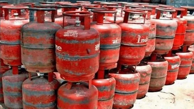 Commercial LPG: ವಾಣಿಜ್ಯ ಸಿಲಿಂಡರ್ ಮೇಲಿನ ಜಿಎಸ್ಟಿ ಕಡಿಮೆ ಮಾಡುವಂತೆ ಕೇಂದ್ರಕ್ಕೆ ಮನವಿ ಸಲ್ಲಿಸಲು ಹೋಟೆಲ್ ಮಾಲೀಕರು ನಿರ್ಧಾರ Commercial LPG: ವಾಣಿಜ್ಯ ಸಿಲಿಂಡರ್ ಮೇಲಿನ ಜಿಎಸ್ಟಿ ಕಡಿಮೆ ಮಾಡುವಂತೆ ಕೇಂದ್ರಕ್ಕೆ ಮನವಿ ಸಲ್ಲಿಸಲು ಹೋಟೆಲ್ ಮಾಲೀಕರು ನಿರ್ಧಾರ