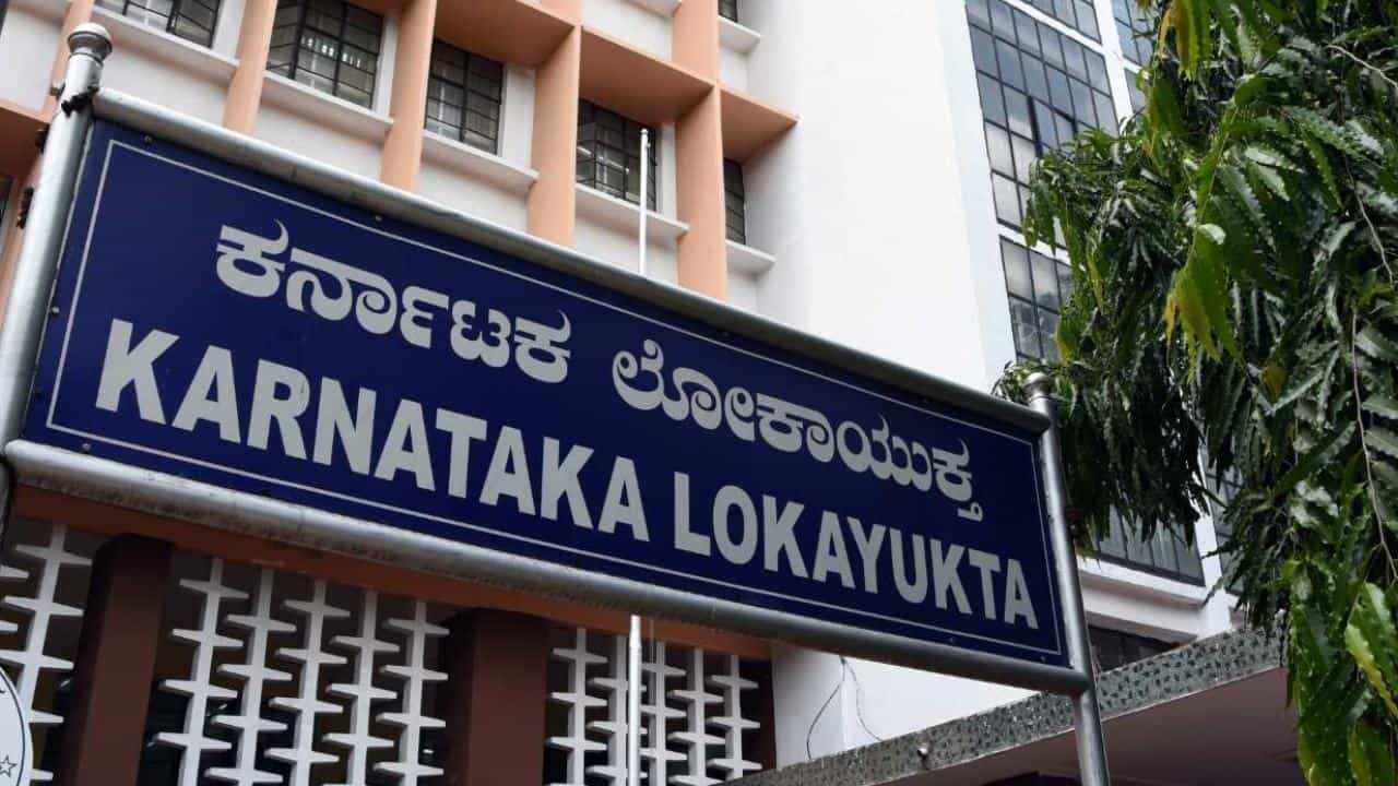 ಸೈಟ್ಗಳ ಹಂಚಿಕೆಯಲ್ಲಿ ಗೋಲ್ಮಾಲ್ ಶಂಕೆ: ಬಿಡಿಎ ಕಚೇರಿ ಮೇಲೆ ಏಕಕಾಲಕ್ಕೆ ಲೋಕಾಯುಕ್ತ ದಾಳಿ, ಮೂವರು ಬ್ರೋಕರ್ಗಳು ವಶಕ್ಕೆ ಸೈಟ್ಗಳ ಹಂಚಿಕೆಯಲ್ಲಿ ಗೋಲ್ಮಾಲ್ ಶಂಕೆ: ಬಿಡಿಎ ಕಚೇರಿ ಮೇಲೆ ಏಕಕಾಲಕ್ಕೆ ಲೋಕಾಯುಕ್ತ ದಾಳಿ, ಮೂವರು ಬ್ರೋಕರ್ಗಳು ವಶಕ್ಕೆ