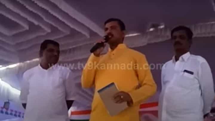 Prajadhvani Yatre: ಶಹಾಪುರ ಕಾಂಗ್ರೆಸ್ ಸಮಾವೇಶದಲ್ಲಿ ಮೊಬೈಲ್ ಫೋನ್ ಕಳೆದುಕೊಂಡ ಎಮ್ ಬಿ ಪಾಟೀಲ್ Prajadhvani Yatre: ಶಹಾಪುರ ಕಾಂಗ್ರೆಸ್ ಸಮಾವೇಶದಲ್ಲಿ ಮೊಬೈಲ್ ಫೋನ್ ಕಳೆದುಕೊಂಡ ಎಮ್ ಬಿ ಪಾಟೀಲ್