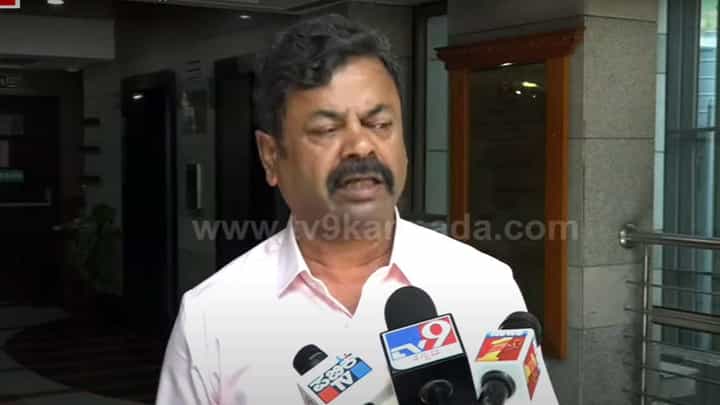 ನಮ್ಮ ಪಕ್ಷದಲ್ಲಿ ಸಾಮಾನ್ಯ ಪತ್ರಕರ್ತ ಕೂಡ ಸಿಎಂ, ಪಿಎಂ ಆಗಬಹುದು, ಪ್ರಲ್ಹಾದ್ ಜೋಶಿ ಸಿಎಂ ಆದರೆ ತಪ್ಪೇನಿದೆ? ಎಮ್ ಪಿ ರೇಣುಕಾಚಾರ್ಯ ನಮ್ಮ ಪಕ್ಷದಲ್ಲಿ ಸಾಮಾನ್ಯ ಪತ್ರಕರ್ತ ಕೂಡ ಸಿಎಂ, ಪಿಎಂ ಆಗಬಹುದು, ಪ್ರಲ್ಹಾದ್ ಜೋಶಿ ಸಿಎಂ ಆದರೆ ತಪ್ಪೇನಿದೆ? ಎಮ್ ಪಿ ರೇಣುಕಾಚಾರ್ಯ