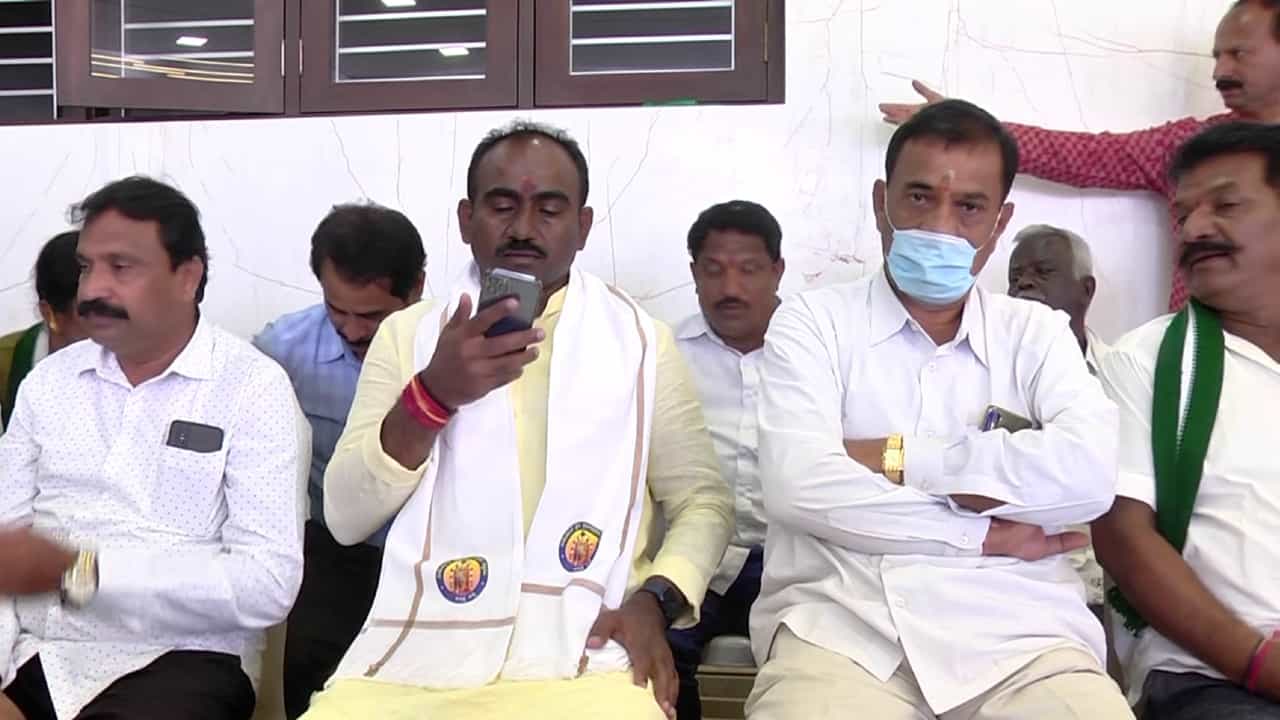 ರೈತ ಹೋರಾಟಕ್ಕೆ ಮಣಿದ ಮಾಗಡಿ ಶಾಸಕ, 800 ಎಕರೆ ಭೂಸ್ವಾದೀನ ಕೈ ಬಿಡುವಂತೆ ಕೆಐಎಡಿಬಿ -ಸರ್ಕಾರಕ್ಕೆ ಪತ್ರ ಬರೆದರು: ಏನಿದರ ಒಳಸುಳಿ? ರೈತ ಹೋರಾಟಕ್ಕೆ ಮಣಿದ ಮಾಗಡಿ ಶಾಸಕ, 800 ಎಕರೆ ಭೂಸ್ವಾದೀನ ಕೈ ಬಿಡುವಂತೆ ಕೆಐಎಡಿಬಿ -ಸರ್ಕಾರಕ್ಕೆ ಪತ್ರ ಬರೆದರು: ಏನಿದರ ಒಳಸುಳಿ?