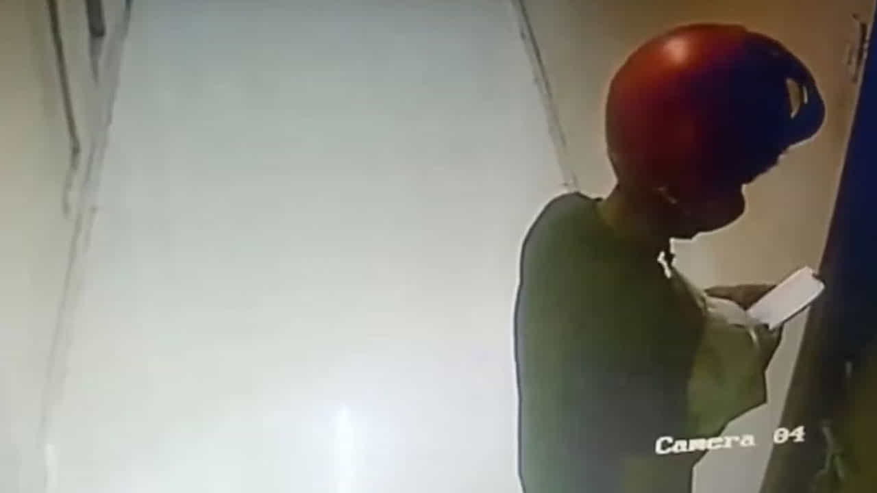 ಮುಂಬೈ: ಮಹಿಳೆಯ ಫೋನ್ ಕದ್ದ ಸ್ವಿಗ್ಗಿ ಡೆಲಿವರಿ ಬಾಯ್, ಕೃತ್ಯ ಸಿಸಿಟಿವಿಯಲ್ಲಿ ಸೆರೆ ಮುಂಬೈ: ಮಹಿಳೆಯ ಫೋನ್ ಕದ್ದ ಸ್ವಿಗ್ಗಿ ಡೆಲಿವರಿ ಬಾಯ್, ಕೃತ್ಯ ಸಿಸಿಟಿವಿಯಲ್ಲಿ ಸೆರೆ