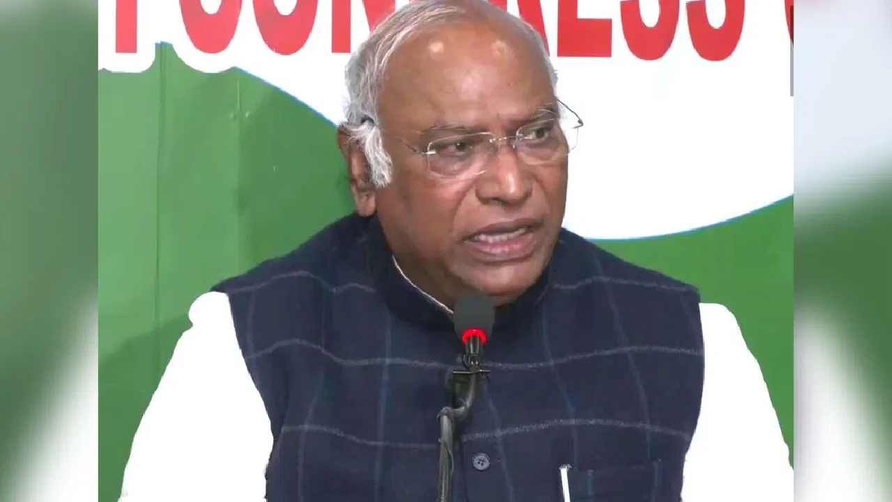 Mallikarjun Kharge: 2024ರಲ್ಲಿ ಕಾಂಗ್ರೆಸ್ ನೇತೃತ್ವದ ಸರ್ಕಾರ ಹೇಳಿಕೆ; ಮಲ್ಲಿಕಾರ್ಜುನ ಖರ್ಗೆ ಯೂಟರ್ನ್ Mallikarjun Kharge: 2024ರಲ್ಲಿ ಕಾಂಗ್ರೆಸ್ ನೇತೃತ್ವದ ಸರ್ಕಾರ ಹೇಳಿಕೆ; ಮಲ್ಲಿಕಾರ್ಜುನ ಖರ್ಗೆ ಯೂಟರ್ನ್
