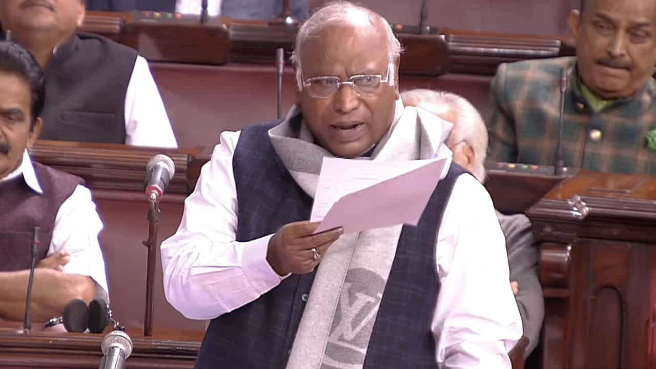 ನಾನು ಯಾವುದೇ ಅಸಂಸದೀಯ ಪದ ಬಳಸಿಲ್ಲ, ಆದರೂ ಭಾಷಣದ ಕೆಲವು ಭಾಗಗಳನ್ನು ಸಂಸತ್ ದಾಖಲೆಯಿಂದ ತೆಗೆದುಹಾಕಿದ್ದು ಯಾಕೆ?: ಖರ್ಗೆ ನಾನು ಯಾವುದೇ ಅಸಂಸದೀಯ ಪದ ಬಳಸಿಲ್ಲ, ಆದರೂ ಭಾಷಣದ ಕೆಲವು ಭಾಗಗಳನ್ನು ಸಂಸತ್ ದಾಖಲೆಯಿಂದ ತೆಗೆದುಹಾಕಿದ್ದು ಯಾಕೆ?: ಖರ್ಗೆ