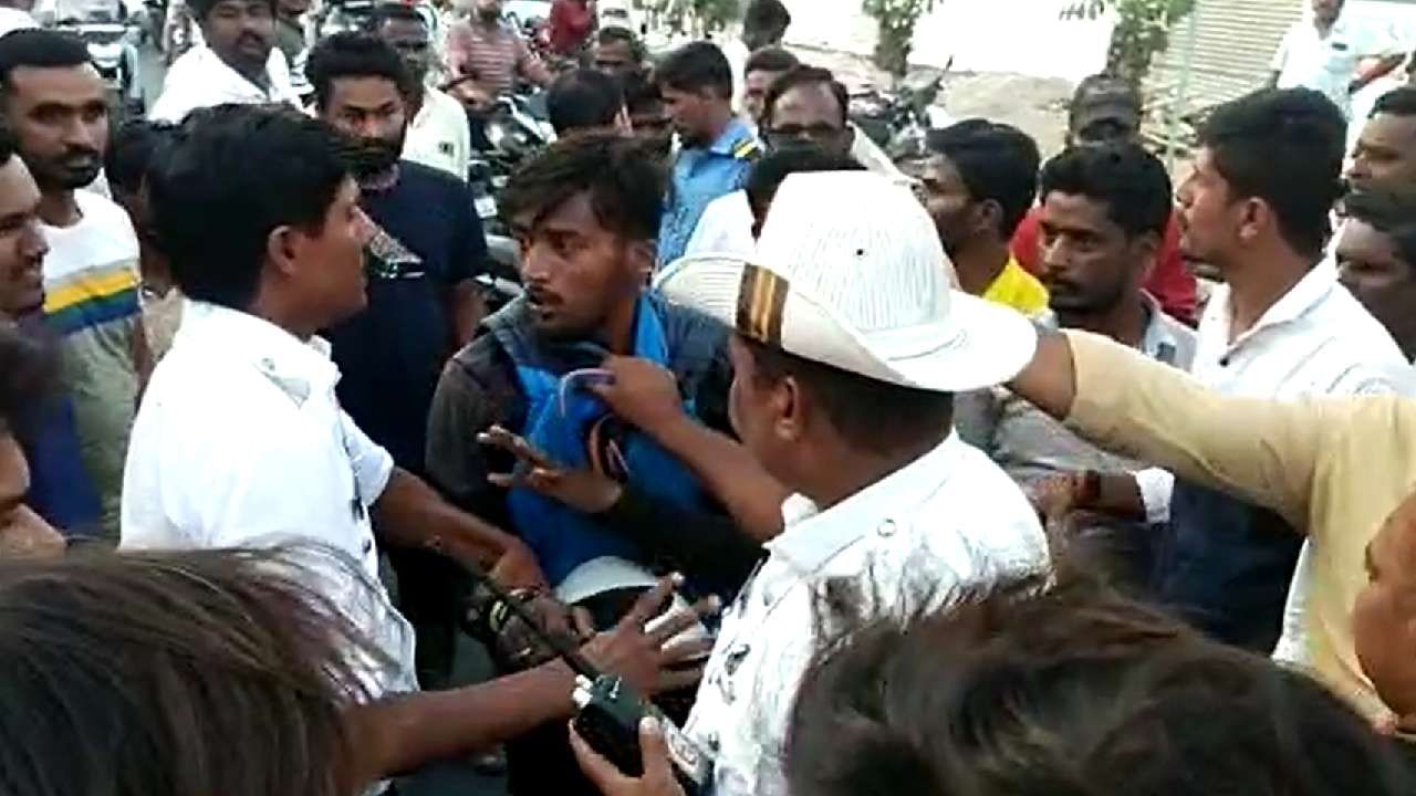 ಮದ್ಯ ಸೇವಿಸಿ ಸಿಕ್ಕ ಸಿಕ್ಕವರ ಮೇಲೆ ಮಚ್ಚಿನಿಂದ ದಾಳಿ; ಕಾರು ಚಾಲಕ ಜಸ್ಟ್ ಮಿಸ್ ಮದ್ಯ ಸೇವಿಸಿ ಸಿಕ್ಕ ಸಿಕ್ಕವರ ಮೇಲೆ ಮಚ್ಚಿನಿಂದ ದಾಳಿ; ಕಾರು ಚಾಲಕ ಜಸ್ಟ್ ಮಿಸ್