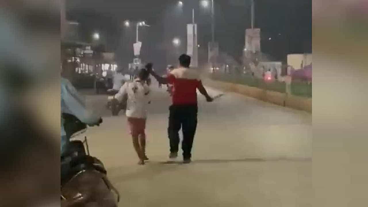 Video: ಮದುವೆಯಾಗಲು ಒಪ್ಪದ ಅಪ್ರಾಪ್ತ ಬಾಲಕಿ ಮೇಲೆ ಹಲ್ಲೆ ನಡೆಸಿ, ಜುಟ್ಟು ಹಿಡಿದು ರಸ್ತೆಯಲ್ಲಿ ಎಳೆದುಕೊಂಡು ಹೋದ ವ್ಯಕ್ತಿ Video: ಮದುವೆಯಾಗಲು ಒಪ್ಪದ ಅಪ್ರಾಪ್ತ ಬಾಲಕಿ ಮೇಲೆ ಹಲ್ಲೆ ನಡೆಸಿ, ಜುಟ್ಟು ಹಿಡಿದು ರಸ್ತೆಯಲ್ಲಿ ಎಳೆದುಕೊಂಡು ಹೋದ ವ್ಯಕ್ತಿ