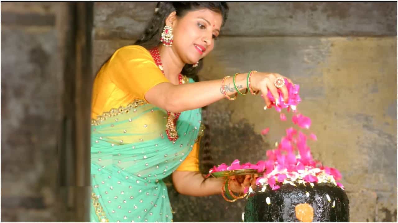 Mangli Shivaratri Song: ಶ್ರೀಕಾಳಹಸ್ತಿ ದೇವಸ್ಥಾನದಲ್ಲಿ ಹಾಡಿ, ಕುಣಿದು ಭಕ್ತರ ಭಾವನೆಗೆ ಧಕ್ಕೆ ತಂದ ಗಾಯಕಿ ಮಂಗ್ಲಿ Mangli Shivaratri Song: ಶ್ರೀಕಾಳಹಸ್ತಿ ದೇವಸ್ಥಾನದಲ್ಲಿ ಹಾಡಿ, ಕುಣಿದು ಭಕ್ತರ ಭಾವನೆಗೆ ಧಕ್ಕೆ ತಂದ ಗಾಯಕಿ ಮಂಗ್ಲಿ