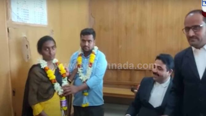 Tumakuru: ಮೂಢನಂಬಿಕೆಗೊಳಗಾಗಿ ಡಿವೋರ್ಸ್ ಗೆ ಮುಂದಾಗಿದ್ದ ದಂಪತಿಯನ್ನು ಒಂದುಗೂಡಿಸಿದ ಚಿಕ್ಕನಾಯಕನಹಳ್ಳಿ ಕೋರ್ಟ್! Tumakuru: ಮೂಢನಂಬಿಕೆಗೊಳಗಾಗಿ ಡಿವೋರ್ಸ್ ಗೆ ಮುಂದಾಗಿದ್ದ ದಂಪತಿಯನ್ನು ಒಂದುಗೂಡಿಸಿದ ಚಿಕ್ಕನಾಯಕನಹಳ್ಳಿ ಕೋರ್ಟ್!